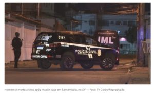 Homem invade residência e leva três tiros por residente