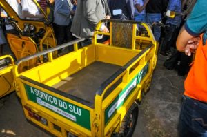 Ex-carroceiros usarão veículos elétricos para coletar entulhos