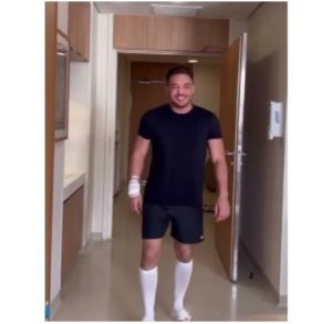 Vídeo: Wesley Safadão aparece caminhando após cirurgia de hérnia de disco