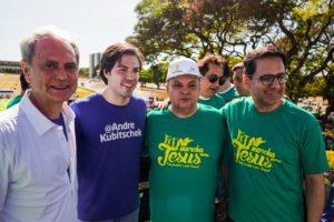 Marcha com Jesus reúne políticos cristãos em Brasília