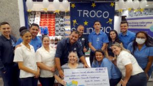 Lar São José recebe doações do Troco Solidário do Comper
