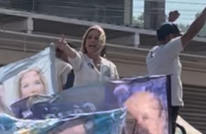 Lêda Borges faz gesto obsceno para população