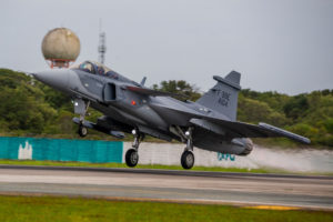 Decolam no Brasil mais dois caças Gripen E da Força Aérea Brasileira