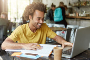 ENEM: Confira dicas para manter a postura correta e otimizar a jornada de estudos 