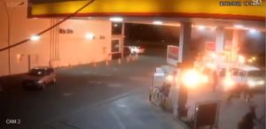 Vídeo: Carro pega fogo em posto de combustíveis
