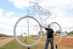 Escultura de bike em aço reverencia o esporte no Lago Norte