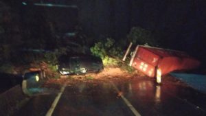 Deslizamento de terra bloqueia passagem de veículos na BR-376