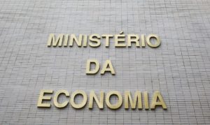Governo bloqueia mais R$ 5,7 bi do Orçamento para cumprir teto