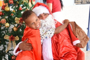 Escola rural de Ceilândia recebe visita antecipada do Papai Noel