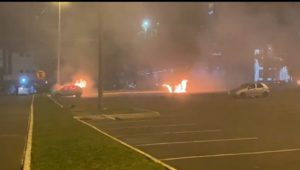 Bolsonaristas radicais tentam invadir prédio da PF e incendeiam carros e ônibus em Brasília