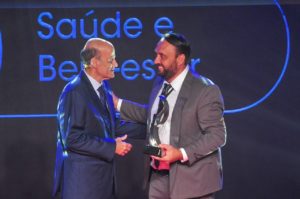 Paco Britto entrega premiação a vice-prefeito de município catarinense