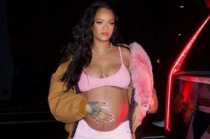 Rihanna mostra rosto do filho pela primeira vez e encanta fãs: “Bebê de milhões”