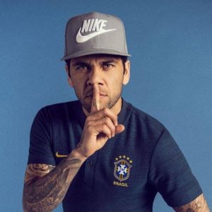 Ex-jogador Daniel Alves condenado a 4 anos e seis meses por estupro em Barcelona