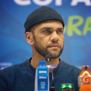Caso Dani Alves: polícia coletou restos de sêmen encontrados em banheiro de boate, diz jornal