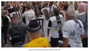 VÍDEO: Lula e hostilizado no velório de Pelé