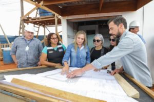 Governadora em exercício visita CEI e quadra esportiva no Riacho Fundo II