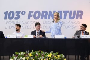 Cristiano Araújo e a ministra do Turismo participam da primeira reunião do ano do Fornatur