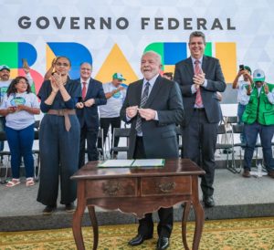 Lula recebe catadores no Planalto: governo de portas abertas a todos os brasileiros