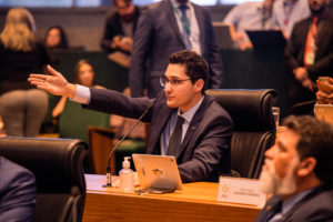 Joaquim Roriz Neto protocola nota pelo retorno de Ibaneis ao GDF