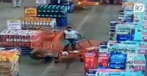 Vídeo: Homem joga carrinho de compras em mulher no Entorno do DF