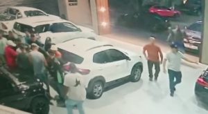 VÍDEO ARRASTÃO: Grupo armado rouba cerca de 20 carros de uma vez de loja em Fortaleza