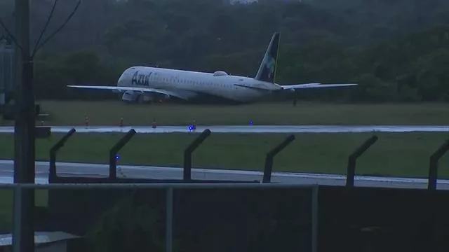 Avião da Azul Linhas Aéreas sai da pista durante pouso em Salvador