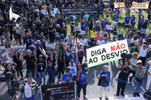 Unidos pelo ‘Dia S’: manifestantes protestam contra desvio de recursos do Sesc e do Senac