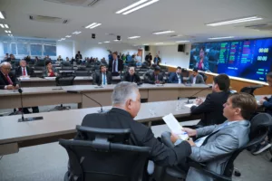 Projetos que concedem reajuste e revisão salarial a servidores estaduais dominam discussões na Comissão Mista