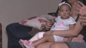 Vídeo: Bebê de 1 ano é atropelada pelo próprio pai ao sair de casa