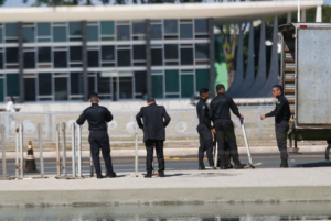 Comércio turístico de Brasília celebra retirada de grades de palácios presidenciais