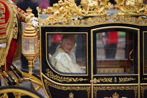 Cerimônia de coroação do Rei Charles III reutilizou trajes vintage para promover a sustentabilidade
