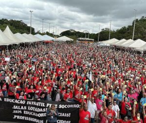 Justiça determina fim da greve de professores no DF e ameaça com multa diária