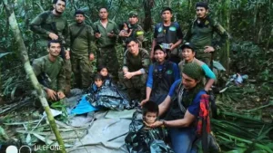 Crianças indígenas são encontradas vivas após 40 dias na selva colombiana