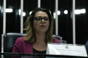 Senadora Leila Barros desafia pré-conceitos e convida políticos a conhecerem a realidade do DF
