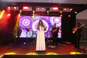 Cantora Dhi Ribeiro brilha em evento solidário e encanta a plateia com sua música