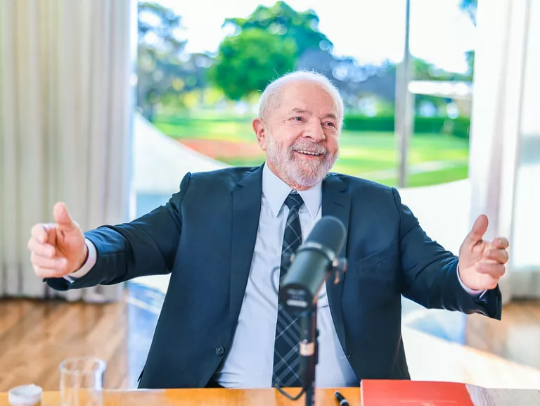 Juros e dólar dispara após críticas de Lula