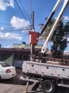 Moradores do Setor P Sul em Ceilândia têm lâmpadas trocadas após solicitação à administração local