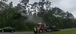 Vídeo: Carro em alta velocidade voa em estrada do Condado de Lowndes, Georgia (EUA)