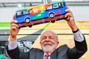 Lula exalta papel de ônibus elétricos para futuro sustentável da mobilidade no país