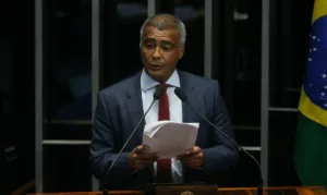Senador Romário é hospitalizado devido a mal-estar, mas quadro de saúde é estável