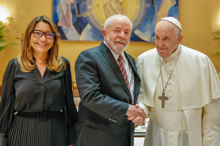Lula vai ao Vaticano para adeus ao papa Francisco