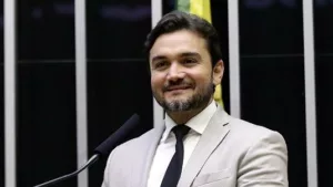 Lula convida Celso Sabino para assumir o Ministério do Turismo