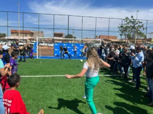 Celina Leão entrega novo campo esportivo na Estrutural, Brasília
