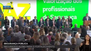 Policiais do DF agradecem ao presidente Lula por recomposição salarial em evento no Planalto