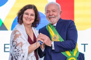 Lula confirma permanência da ministra da Saúde