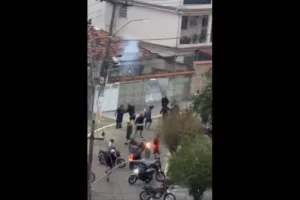 Vídeo: Entregador é agredido por cliente e motoboys revidam em Duque de Caxias (RJ)