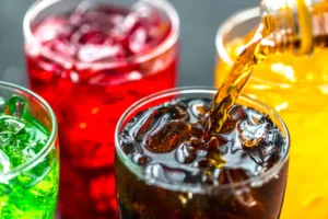 Excesso de refrigerante pode aumentar a gordura no fígado? Saiba como combater a Esteatose Hepática
