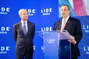 Senador Omar Aziz aborda contradições do modelo econômico brasileiro em palestra no Lide Brasília