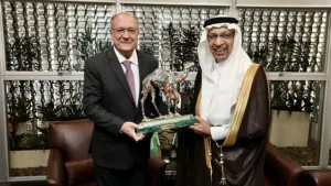 Alckmin seguirá o exemplo de Haddad e devolverá estátua de camelo presenteada pela Arábia Saudita