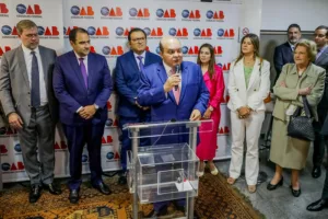 Governador Ibaneis Rocha prestigia lançamento de livro sobre defesa da democracia na OAB